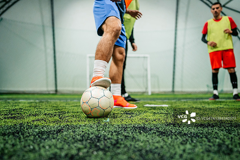 足球运动员在球场上运球图片素材