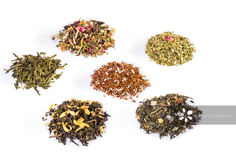 白色背景上的美味草药茶图片素材
