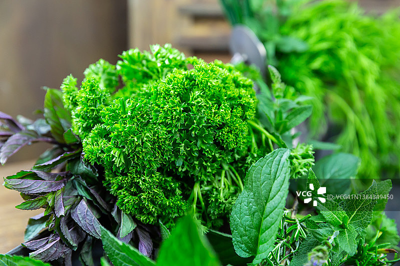 托盘上摆放的什锦新鲜绿色香草图片素材