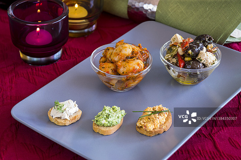 方形盘子上的开胃菜选择图片素材