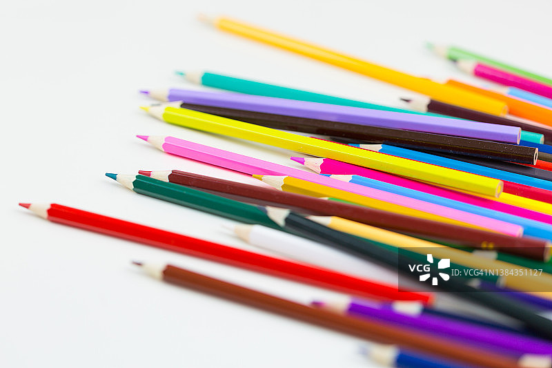白色桌子上的彩色铅笔图片素材