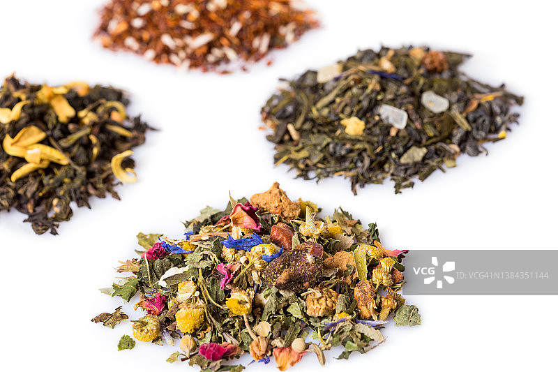 白色背景上的美味草药茶图片素材