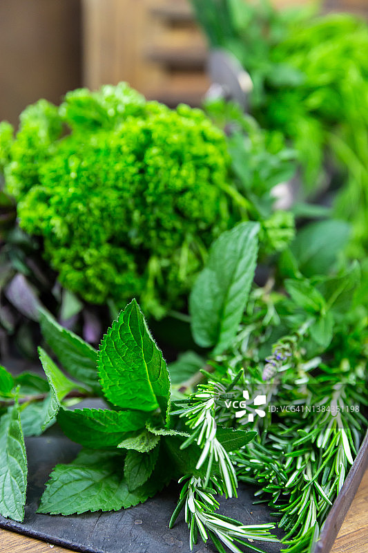 托盘上摆放的什锦新鲜绿色香草图片素材