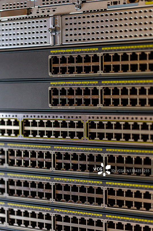 服务器上通信电缆的插头阵列图片素材