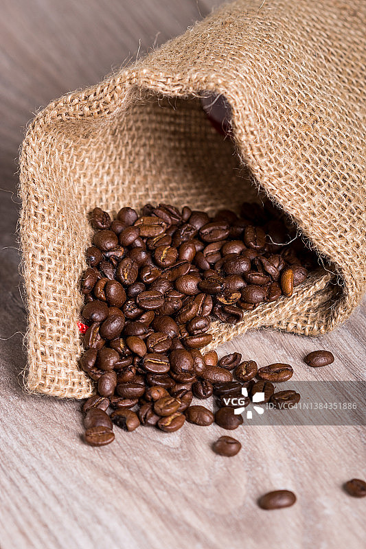 装满咖啡豆的麻布袋图片素材