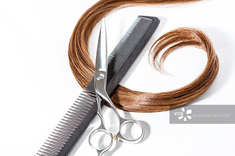 梳子、剪刀和一缕头发图片素材