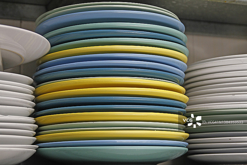 碗柜里一堆盘子的特写镜头图片素材