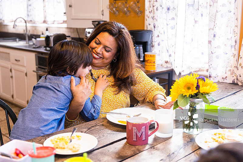 墨西哥家庭餐桌早餐场景图片素材
