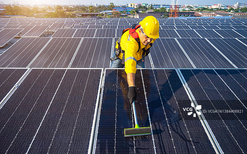 工人清洁太阳能电池板图片素材