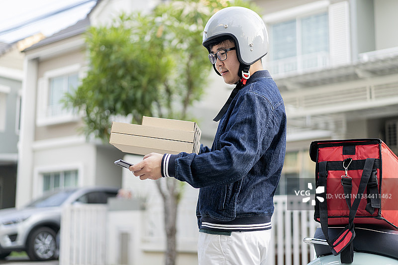 快递员查看智能手机上的地址图片素材