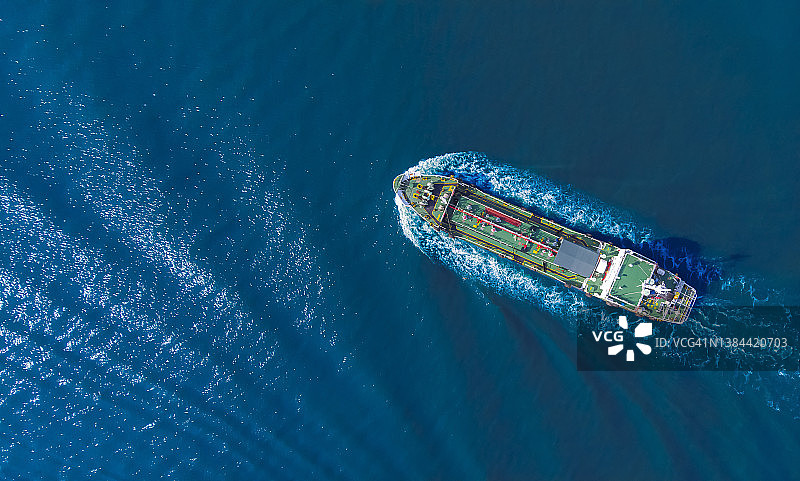 大型油轮在海上高速航行。石油业务运输、石油进出口航拍俯视图。图片素材