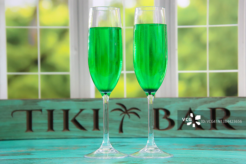 香槟杯中的两杯绿色鸡尾酒图片素材
