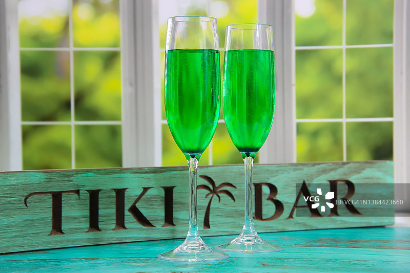 香槟杯中的两杯绿色鸡尾酒图片素材