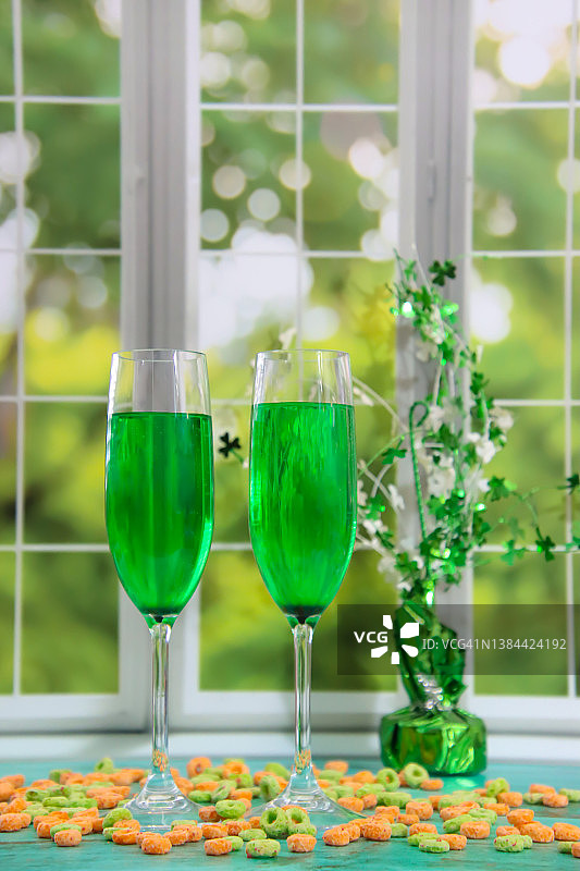 香槟杯中的两杯绿色鸡尾酒图片素材