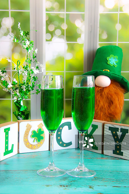 香槟杯中的两杯绿色鸡尾酒图片素材