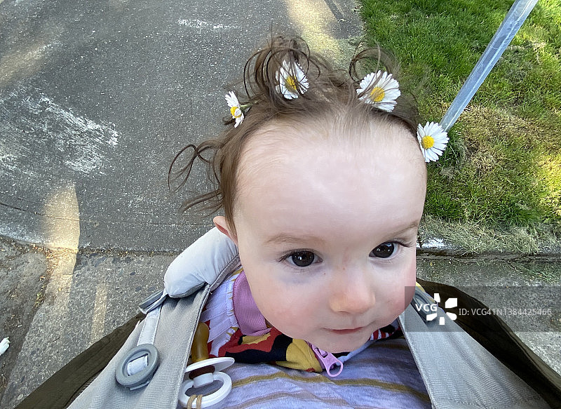 母亲抱着婴儿，头戴鲜花的主观视角图片素材