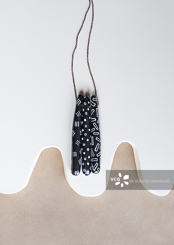 手工黑白黏土项链，粉白背景图片素材