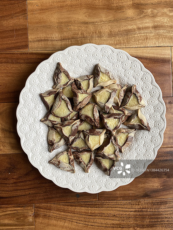 瓷盘中装满黑白哈曼塔申饼干俯视图图片素材