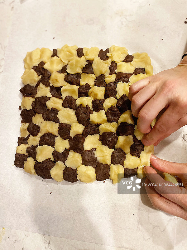 用面团制作的黑白棋盘格饼干图片素材