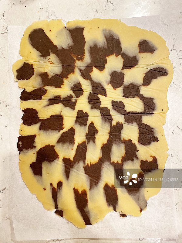 在棋盘格图案后擀出的黑白面团图片素材