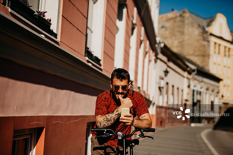 骑自行车的自由职业者图片素材