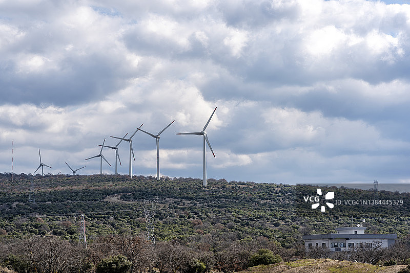 风力涡轮机和控制楼图片素材