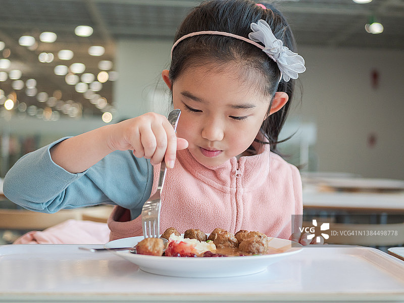亚洲小女孩吃东西图片素材