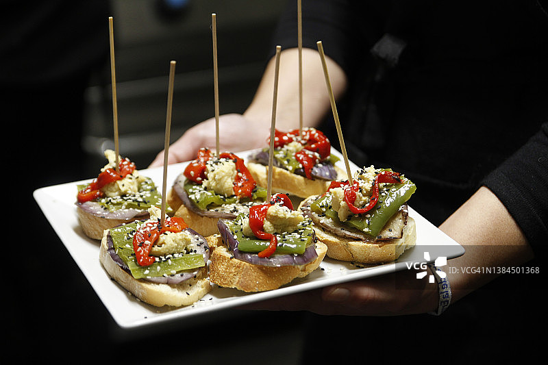 女服务员托着西班牙小吃托盘的特写图片素材