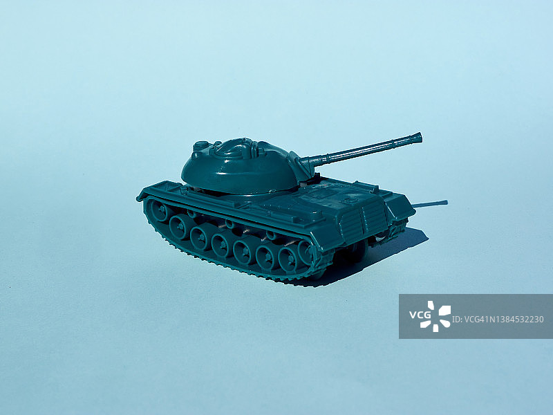 蓝色背景下的塑料玩具坦克图片素材