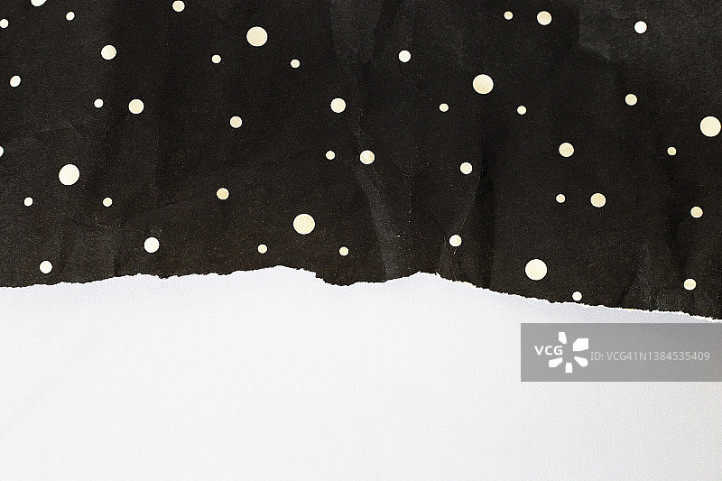 对半撕裂的纸张图片素材