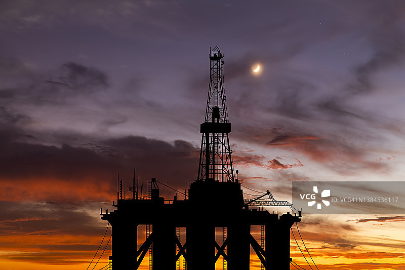 日落时海上的石油平台，世界石油工业图片素材