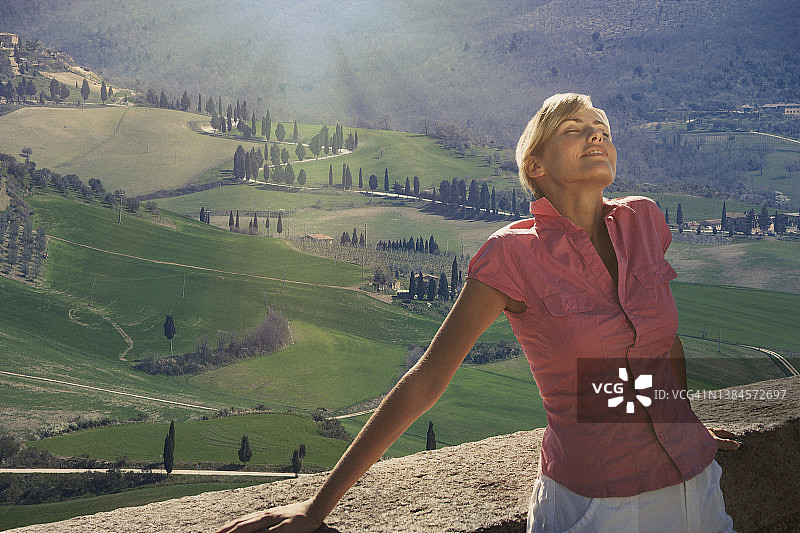 皮恩扎镇的年轻女人图片素材