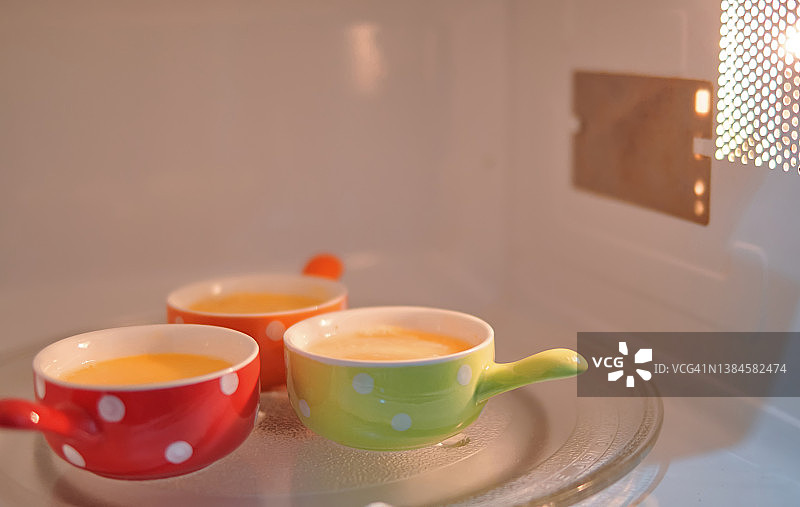 微波炉里的彩色杯子图片素材