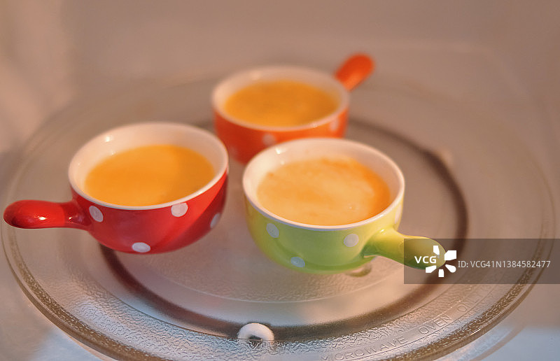 微波炉里的彩色杯子图片素材