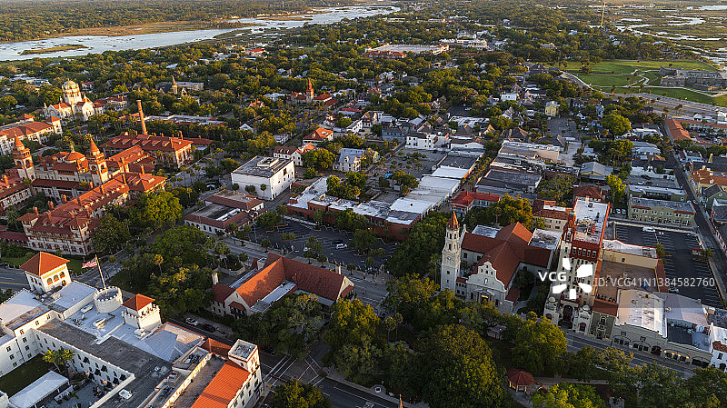 佛罗里达州圣奥古斯丁市中心，历史悠久的弗拉格勒学院和大教堂航拍图片素材