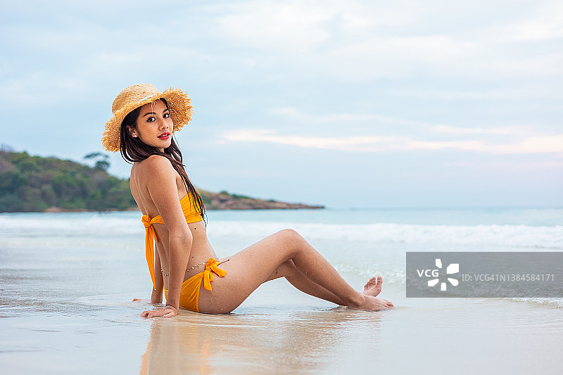 海滩上的比基尼美女图片素材
