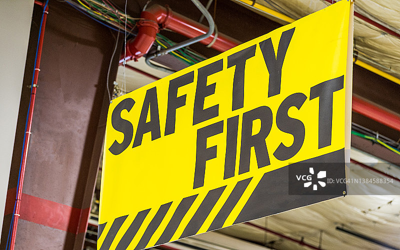 仓库里悬挂的安全第一横幅图片素材