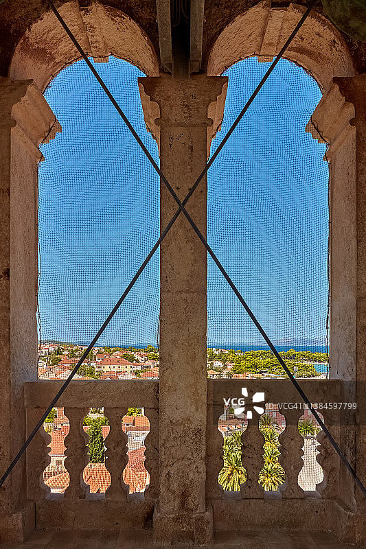 从报喜教堂的钟楼俯瞰克罗地亚布拉奇岛苏佩塔尔镇图片素材