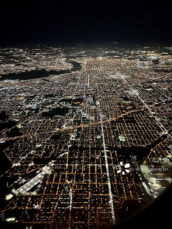 夜间从上方俯瞰费城北部和新泽西州卡姆登图片素材