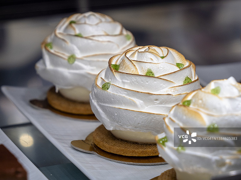 柠檬蛋白派挞：精致下午茶甜点图片素材