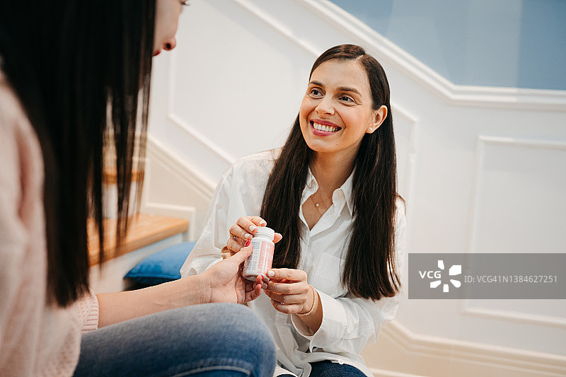 女人撰写关于免疫制剂的博客图片素材