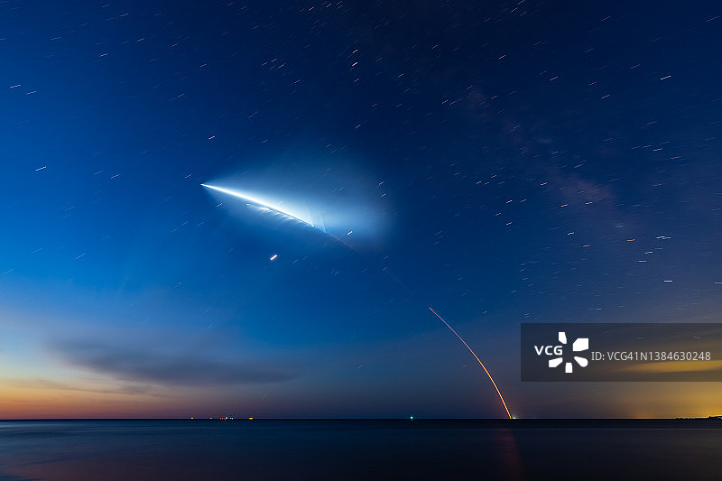 长时间曝光发射图片素材