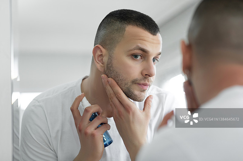 男人用洗面奶洁面图片素材