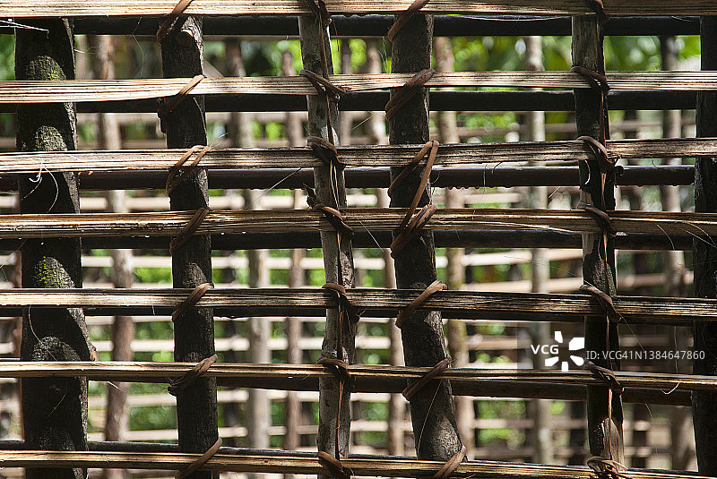 西非利比里亚乡村泥屋的编条泥墙结构图片素材