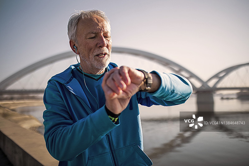 使用智能手表图片素材