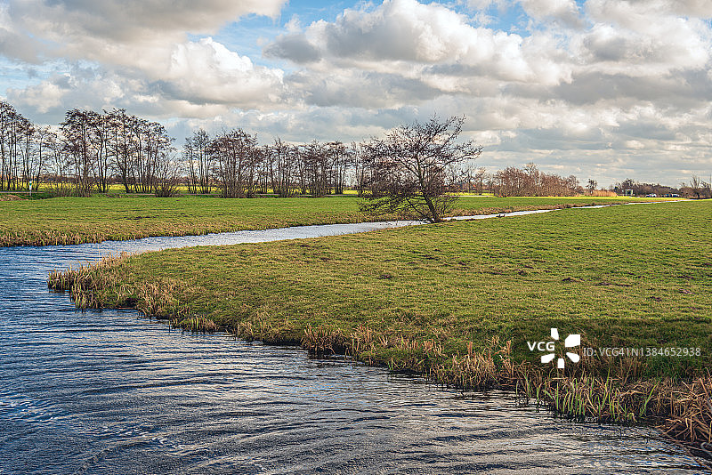 典型荷兰圩田景观暴风雨天气图片素材
