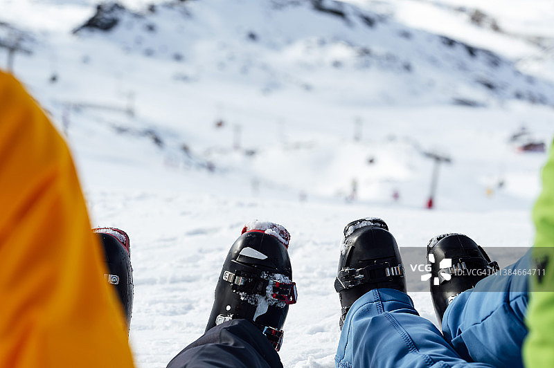 雪山风景中滑雪靴里的脚图片素材
