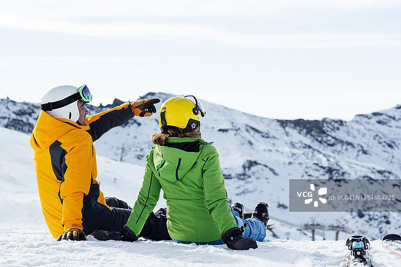 滑雪者指向山峰图片素材