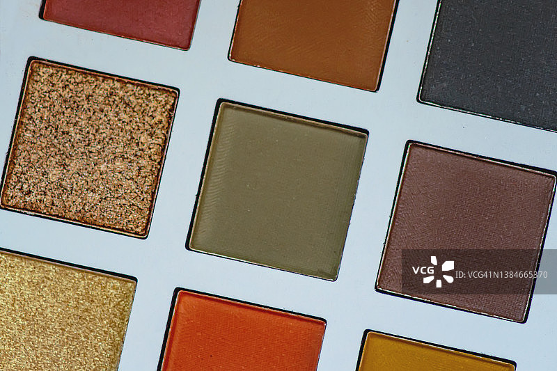 白色调色板中的多色眼影组合图片素材