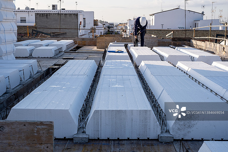 建筑工人放置膨胀聚苯乙烯拱顶以制作钢筋混凝土板图片素材